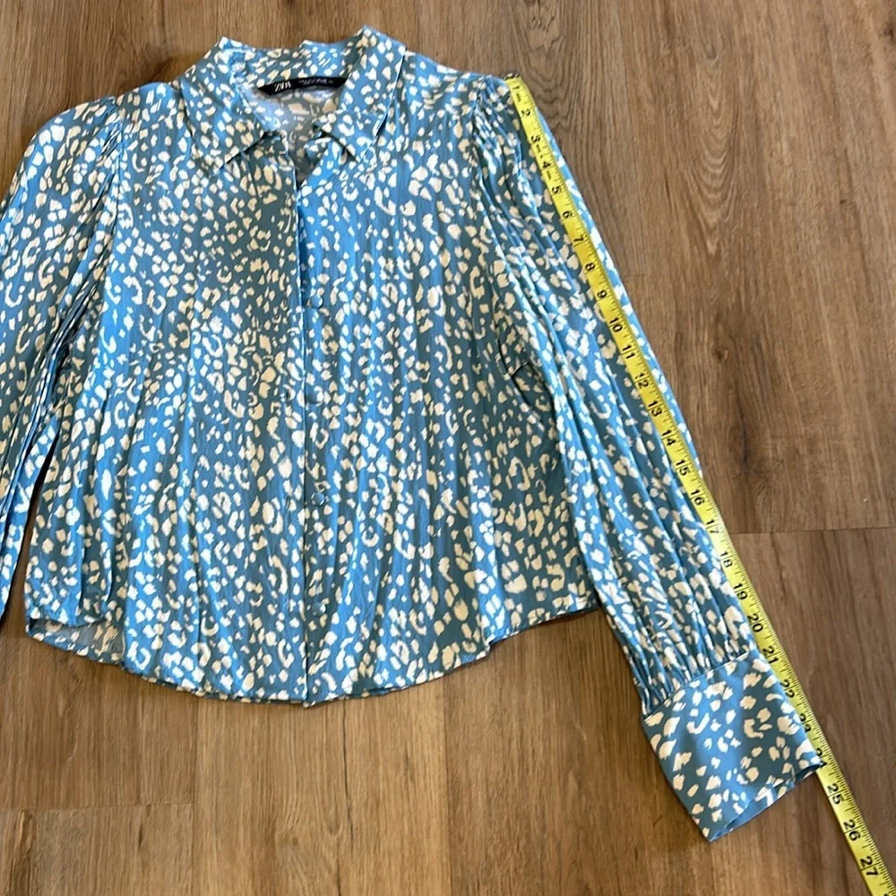 Zara blue and white rare Marilyn long sleeve button down collared blouse…